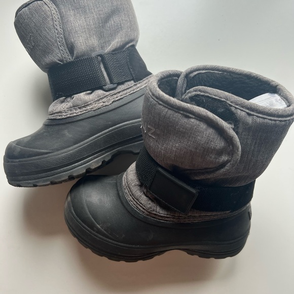 Toddler Size 9 Stonz Winter Boots - Picture 2 of 4